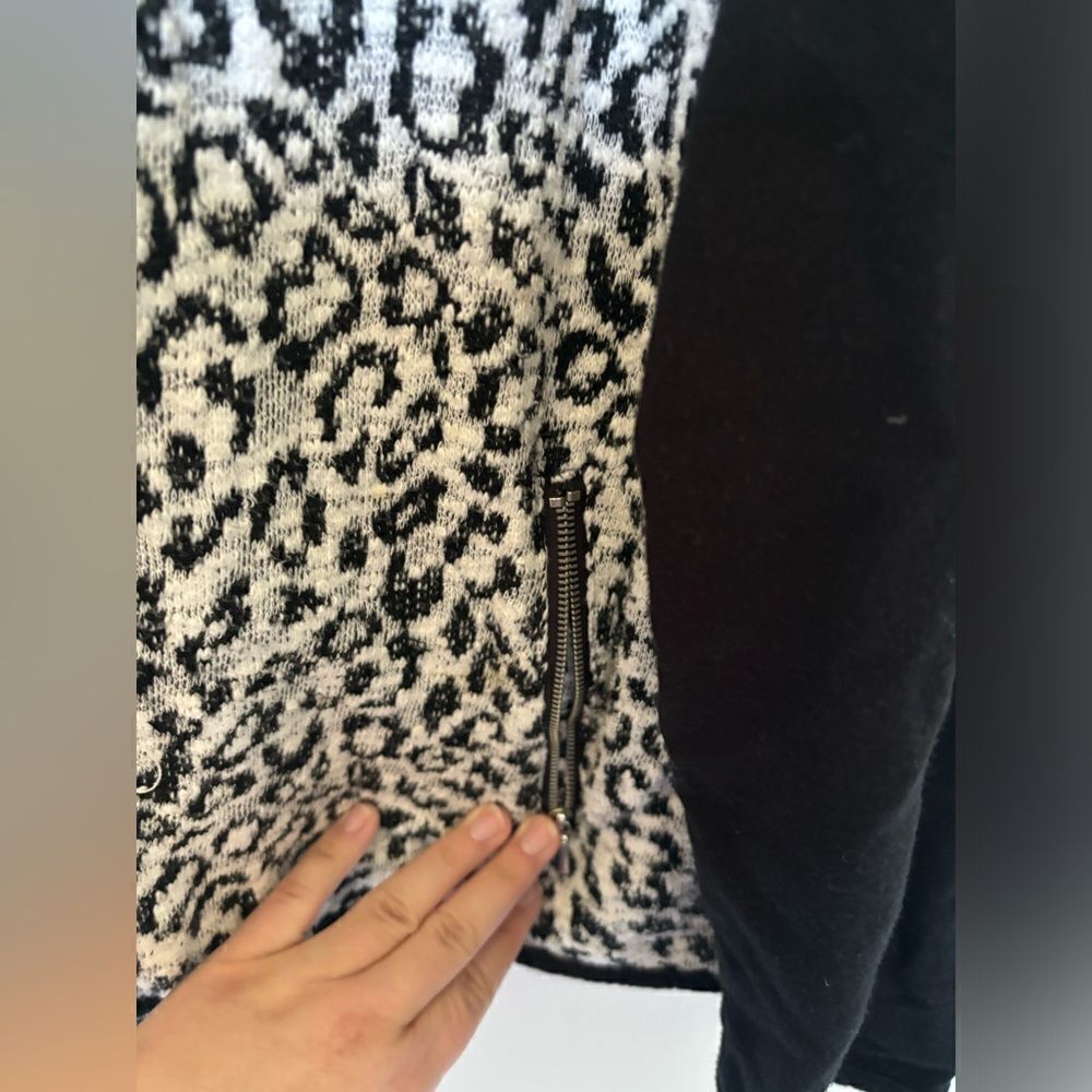 Zenergy by Chico's Leopard Print Zip Hoodie Pockets Chico's Size 2 Black White - Picture 8 of 12